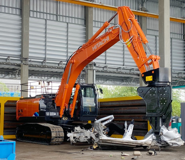 Hitachi car dismantling machine